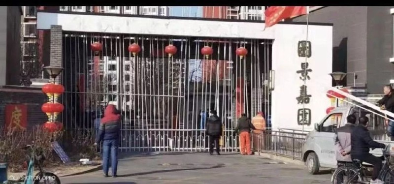 Một khu nhà ở Bắc Kinh rào cửa không cho những người ngoại tỉnh trở lại nhà sau Tết (Ảnh: Toutiao)