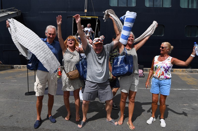 Các hành khách trên tàu bày tỏ vui mừng được lên bờ (Ảnh: AFP) Các hành khách trên tàu bày tỏ vui mừng được lên bờ (Ảnh: AFP)