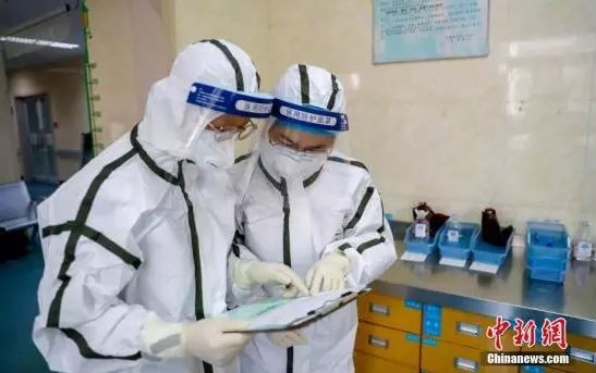 Các bác sĩ nghiên cứu bệnh án của bệnh nhân trong khu điều trị cách ly (Ảnh: CNS) Các bác sĩ nghiên cứu bệnh án của bệnh nhân trong khu điều trị cách ly (Ảnh: CNS)