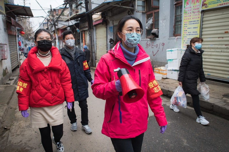 Các nhân viên công tác tuyên truyền phòng dịch trong từng ngách phố, đến từng hộ gia đình ở Vũ Hán (Ảnh: Tân Hoa xã) Các nhân viên công tác tuyên truyền phòng dịch trong từng ngách phố, đến từng hộ gia đình ở Vũ Hán (Ảnh: Tân Hoa xã)