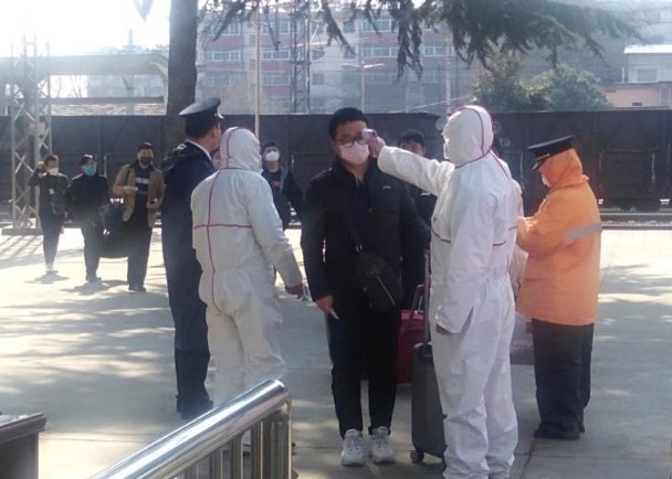 Kiểm tra người nghi bị bệnh trên đường phố ở Hồ Bắc (Ảnh Đa Chiều) Kiểm tra người nghi bị bệnh trên đường phố ở Hồ Bắc (Ảnh Đa Chiều)