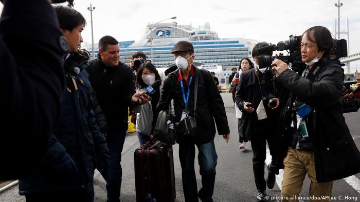 Hành khách rời khỏi tàu Diamond Princess sau khi kết thúc 14 ngày cách ly nhưng nguy cơ vẫn còn đó với Nhật Bản (Ảnh:DPA/AP)
