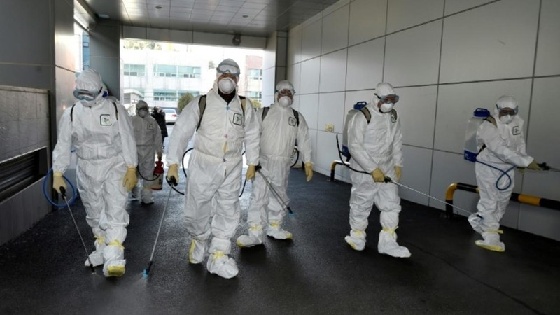 Khử trùng khu chung cư có người bị COVID-19 (Ảnh: Yonhap)