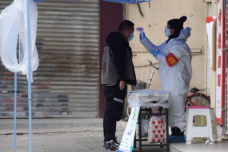 Vũ Hán vẫn thực hiện nghiêm việc quản lý chặt chẽ người ra vào (Ảnh: Guancha).