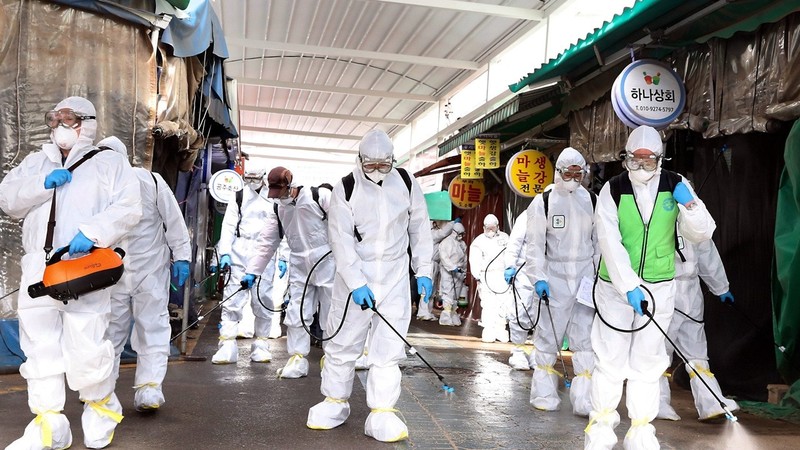 Các nhân viên phòng dịch khử trùng trong khu chợ ở Gyeongbuk (Ảnh: Yonhap) Các nhân viên phòng dịch khử trùng trong khu chợ ở Gyeongbuk (Ảnh: Yonhap)
