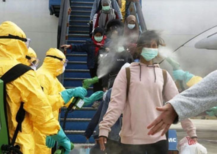 Khử trùng cho hành khách tại sân bay (Ảnh: Guancha). Khử trùng cho hành khách tại sân bay (Ảnh: Guancha).