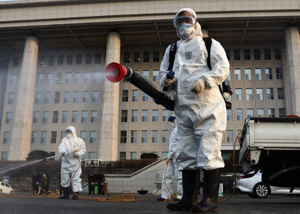 Các nhân viên phòng dịch phum thuốc khử trùng trên đường phố. (Ảnh: Getty) Các nhân viên phòng dịch phum thuốc khử trùng trên đường phố. (Ảnh: Getty)