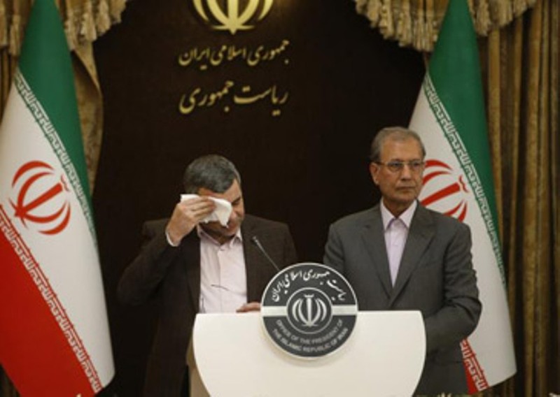 Ông Iraj Harirchi ho và liên tục lau mồ hôi khi xuất hiện trên truyền hình (Ảnh: Guancha). Ông Iraj Harirchi ho và liên tục lau mồ hôi khi xuất hiện trên truyền hình (Ảnh: Guancha).