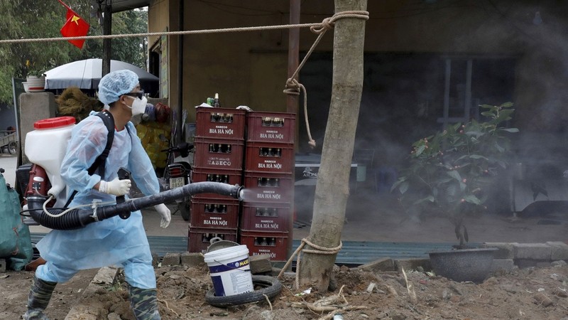 Nhân viên phòng dịch phun thuốc khử trùng trong khu vực cách ly xã Sơn Lôi (Ảnh: Đa Chiều).