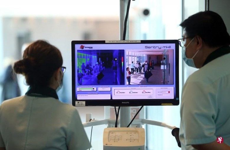 Kiểm dịch hành khách ở dân bay Changi, Singapore (Ảnh: Lianhezaobao)