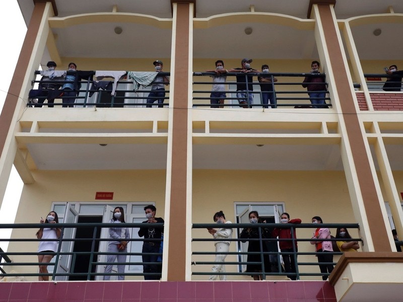 Sử dụng doanh trại quân đội làm nơi cách ly người Việt Nam trở về từ Trung Quốc ở tỉnh Lạng Sơn (Ảnh: Reuters).