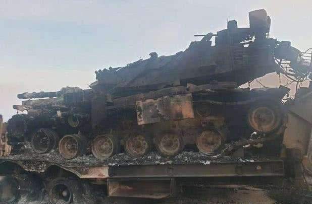 Xác xe tăng Thổ Nhĩ Kỳ bị trúng bom (Ảnh: Sohu) Xác xe tăng Thổ Nhĩ Kỳ bị trúng bom (Ảnh: Sohu)