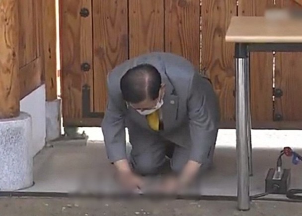 Giáo chủ Shincheonji (Tân Thiên Địa) Lee Man-hee quỳ gối xin lỗi dân chúng cả nước tại cuộc họp báo chiều 2/3 (Ảnh: Đông Phương).