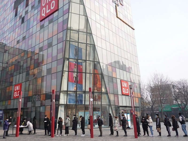 Các nhân viên một trung tâm thương mại ở Bắc Kinh xếp hàng chờ đo nhân nhiệt trước khi vào ca làm việc (Ảnh: Tân Hoa xã) Các nhân viên một trung tâm thương mại ở Bắc Kinh xếp hàng chờ đo nhân nhiệt trước khi vào ca làm việc (Ảnh: Tân Hoa xã)