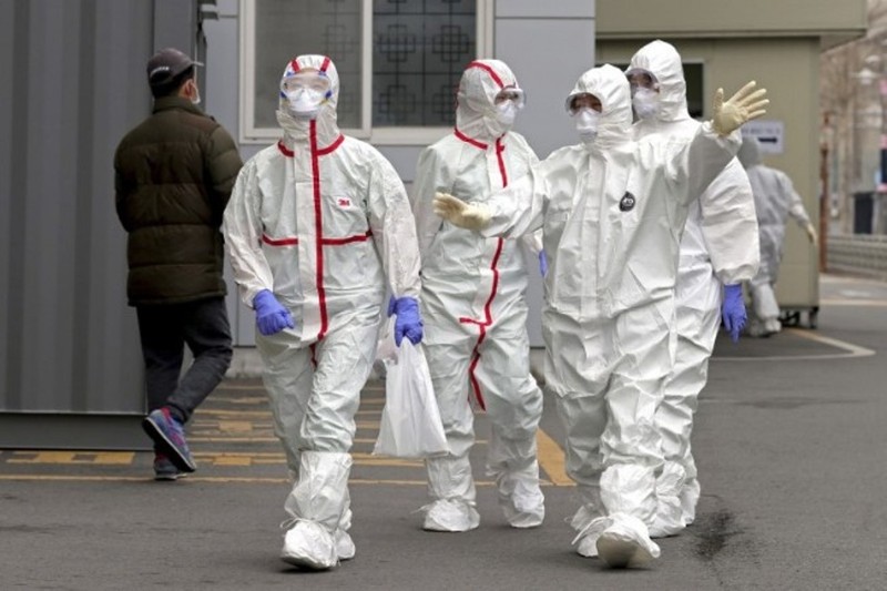 Hệ thông y tế Hàn Quốc đang bị quá tải trước số người bị nhiễm COVID-19 (Ảnh: Yonhap). Hệ thông y tế Hàn Quốc đang bị quá tải trước số người bị nhiễm COVID-19 (Ảnh: Yonhap).