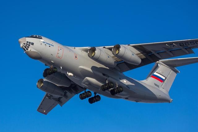 Máy bay vận tải Il-76 của Nga chở vũ khí thiết bị quân sự tới Syria (Ảnh: Sohu).