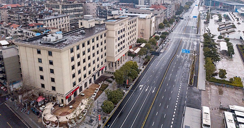 Sự đình trệ sản xuất do dịch bệnh COVID-19 bất ngờ đem lại sự giảm thiểu đột ngột về ô nhiễm không khí. Ảnh: không khí trong lành hiếm thấy ở thành phố Vũ Hán sau khi "phong thành" (Ảnh: Tân Hoa xã)