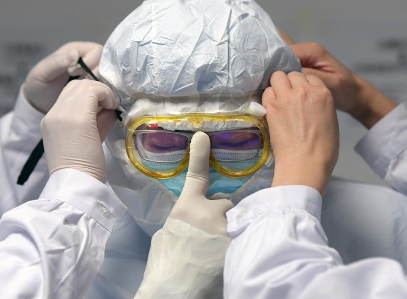 Phải bảo vệ được các nhân viên y tế trên tuyến đầu chống dịch thì mới đẩy lui được dịch bệnh COVID-19 (Ảnh: Huanqiu). Phải bảo vệ được các nhân viên y tế trên tuyến đầu chống dịch thì mới đẩy lui được dịch bệnh COVID-19 (Ảnh: Huanqiu).