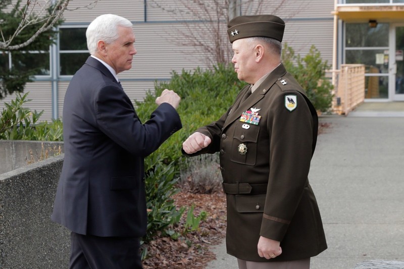 Phó Tổng thống Mike Pence chạm cẳng tay thay vì bắt tay viên Thiếu tướng chỉ huy quân đội khu vực Washington để đề phòng lây nhiễm COVID-19 (Ảnh: AP). Phó Tổng thống Mike Pence chạm cẳng tay thay vì bắt tay viên Thiếu tướng chỉ huy quân đội khu vực Washington để đề phòng lây nhiễm COVID-19 (Ảnh: AP).