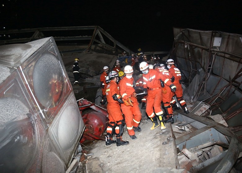 Đưa nạn nhân đi cấp cứu (Ảnh: Đông Phương). Đưa nạn nhân đi cấp cứu (Ảnh: Đông Phương).