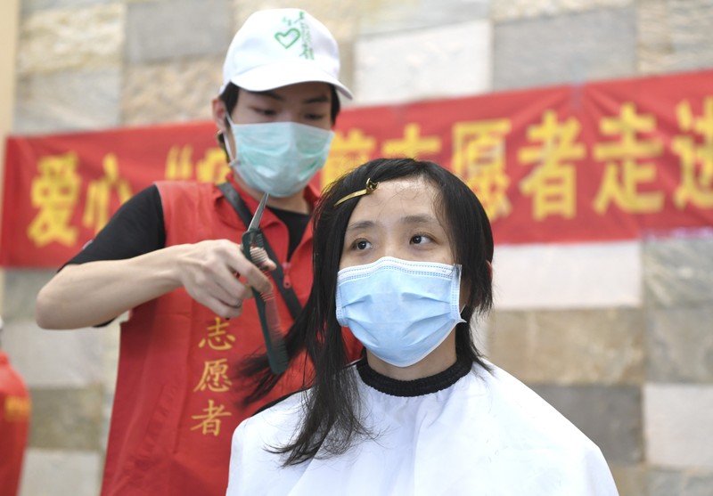 Nhân viên y tế ở tỉnh Sơn Đông hy sinh mái tóc trước khi tình nguyện tới giúp Vũ Hán chống dịch bệnh (Ảnh: Đa Chiều) Nhân viên y tế ở tỉnh Sơn Đông hy sinh mái tóc trước khi tình nguyện tới giúp Vũ Hán chống dịch bệnh (Ảnh: Đa Chiều)