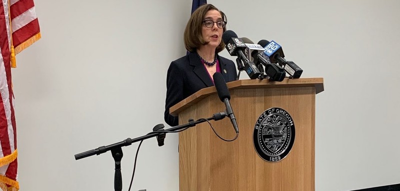 Thống đốc bang Oregon Kate Brown ngày 8/3 đã tuyên bố đặt tiểu bang trong tình trạng khẩn cấp (Ảnh: OPB) Thống đốc bang Oregon Kate Brown ngày 8/3 đã tuyên bố đặt tiểu bang trong tình trạng khẩn cấp (Ảnh: OPB)