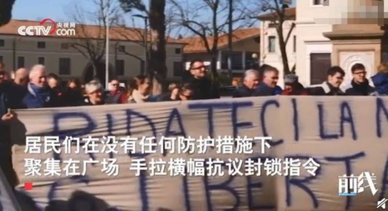 Một số ít dân chúng xuống đường biểu tình phản đối sắc lệnh phong tỏa mà không mang khẩu trang hay găng tay (Ảnh: CCTV). Một số ít dân chúng xuống đường biểu tình phản đối sắc lệnh phong tỏa mà không mang khẩu trang hay găng tay (Ảnh: CCTV).