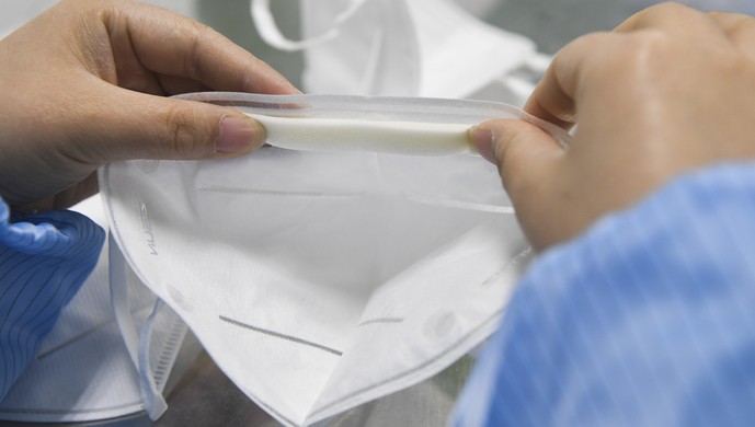 Khẩu trang ở Thụy Sĩ hầu như dựa vào nhập của nước ngoài, việc Đức giữ lại 240 ngàn khẩu trang không cho xuất sang Thụy Sĩ đã gây nên rắc rối ngoại giao giữa hai nước. (Ảnh: Guancha). Khẩu trang ở Thụy Sĩ hầu như dựa vào nhập của nước ngoài, việc Đức giữ lại 240 ngàn khẩu trang không cho xuất sang Thụy Sĩ đã gây nên rắc rối ngoại giao giữa hai nước. (Ảnh: Guancha).