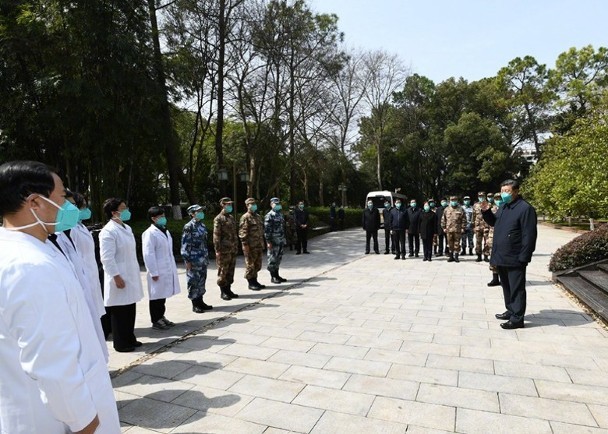 Ông Tập Cận Bình gặp gỡ các nhân viên y tế bên ngoài bệnh viện (Ảnh: Đông Phương).