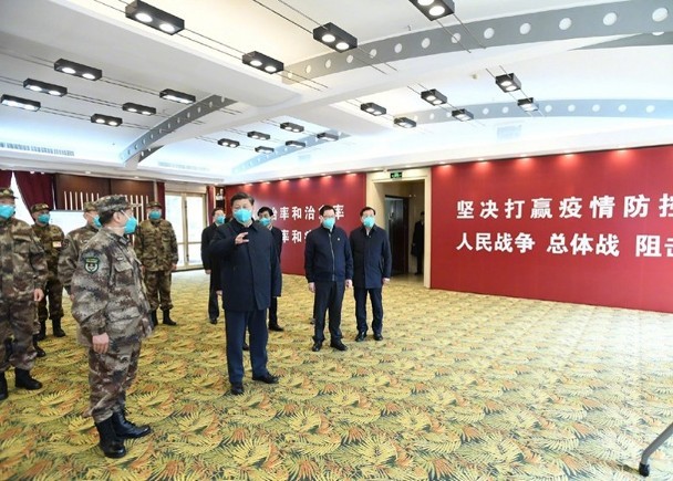 Ông Tập Cận Bình đến thăm bệnh viện Hỏa Thần Sơn (Ảnh: Đông Phương).