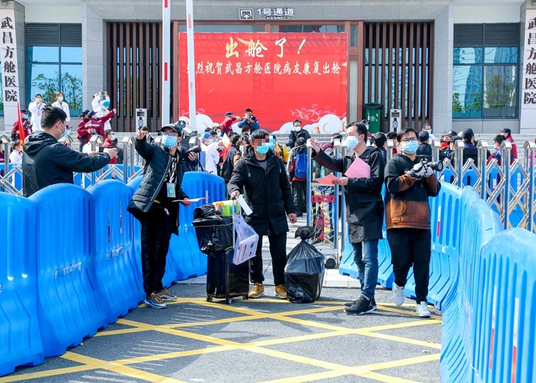 Các bệnh nhân cuối cùng ở Bệnh viện khoang vuông Vũ Xương xuất viện, bệnh viện dã chiến cuối cùng ở Vũ Hán đóng cửa (Ảnh: Đông Phương). Các bệnh nhân cuối cùng ở Bệnh viện khoang vuông Vũ Xương xuất viện, bệnh viện dã chiến cuối cùng ở Vũ Hán đóng cửa (Ảnh: Đông Phương).