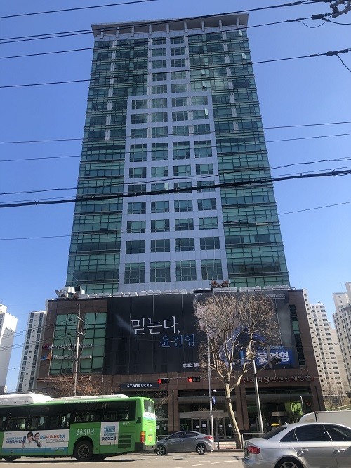 Tòa nhà xảy ra vụ lây nhiễm tập thể nghiêm trọng tại Seoul (Ảnh: Yonhap). Tòa nhà xảy ra vụ lây nhiễm tập thể nghiêm trọng tại Seoul (Ảnh: Yonhap).