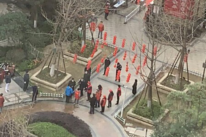 Hình ảnh lãnh đạo quận Thanh Sơn, Vũ Hán dàn dựng để đón Phó Thủ tướng Tôn Xuân Lan (Ảnh: Đa Chiều). Hình ảnh lãnh đạo quận Thanh Sơn, Vũ Hán dàn dựng để đón Phó Thủ tướng Tôn Xuân Lan (Ảnh: Đa Chiều).