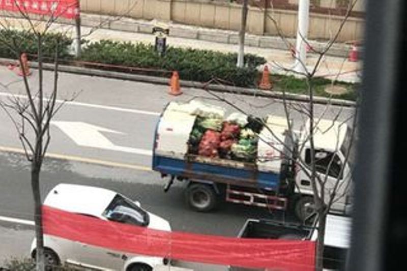 Xe chở rác được sử dụng để chở rau cho dân (Ảnh: Weibo/ Đa Chiều). Xe chở rác được sử dụng để chở rau cho dân (Ảnh: Weibo/ Đa Chiều).