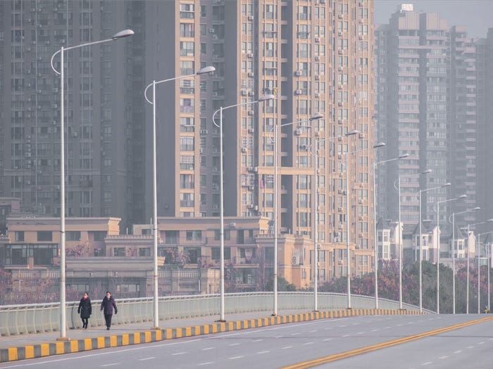 Thành phố Vũ Hán những ngày đóng cửa, mọi hoạt động giao thông, sản xuất, dịch vụ...đều tê liệt (Ảnh: AP).