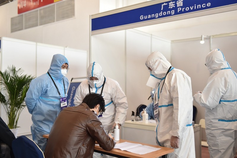 Một người nhập cảnh Bắc Kinh để về Quảng Đông đang khai báo (Ảnh: Tân Hoa xã). Một người nhập cảnh Bắc Kinh để về Quảng Đông đang khai báo (Ảnh: Tân Hoa xã).