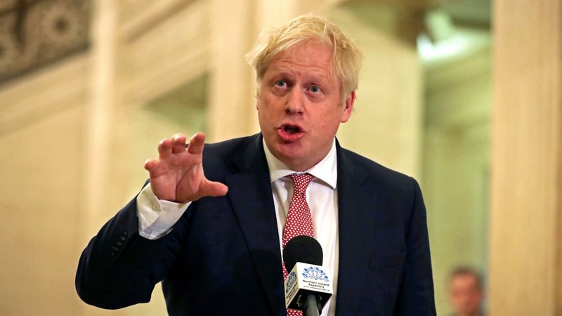 Chiến lược chống dịch khoobng tích cực của Thủ tướng Boris Johnson bị giới khoa học và dư luận quốc tế chỉ trích mạnh mẽ (Ảnh: Reuters).