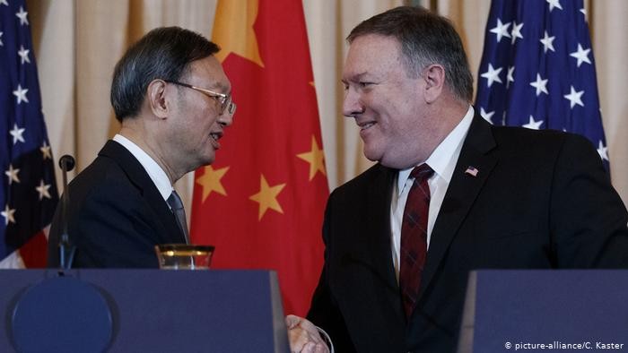 Ủy viên Quốc vụ Trung Quốc phụ trách đối ngoại Dương Khiết Trì (trái) và Ngoại trưởng Mỹ Mike Pompeo (Ảnh: Deutsche Welle).