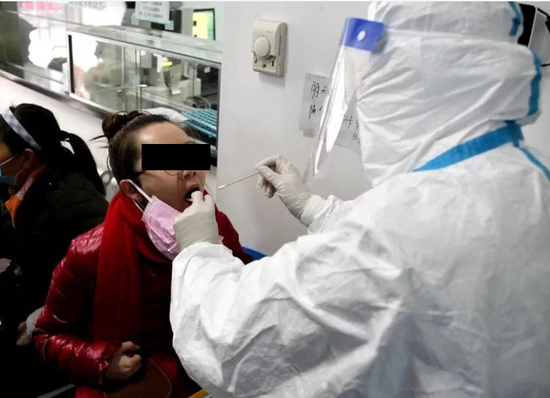 Nhân viên y tế tại Bệnh viện Hiệp Hòa, Vũ Hán dùng que gạc lấy mẫu dịch ở họng của bệnh nhân để xét nghiệm virus Corona mới (Ảnh: Guancha). Nhân viên y tế tại Bệnh viện Hiệp Hòa, Vũ Hán dùng que gạc lấy mẫu dịch ở họng của bệnh nhân để xét nghiệm virus Corona mới (Ảnh: Guancha).