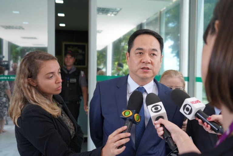 Đại sứ Trung Quốc tại Brazil Dương Vạn Minh đòi ông Eduardo rút lại tweet và xin lỗi (Ảnh: Globo). Đại sứ Trung Quốc tại Brazil Dương Vạn Minh đòi ông Eduardo rút lại tweet và xin lỗi (Ảnh: Globo).