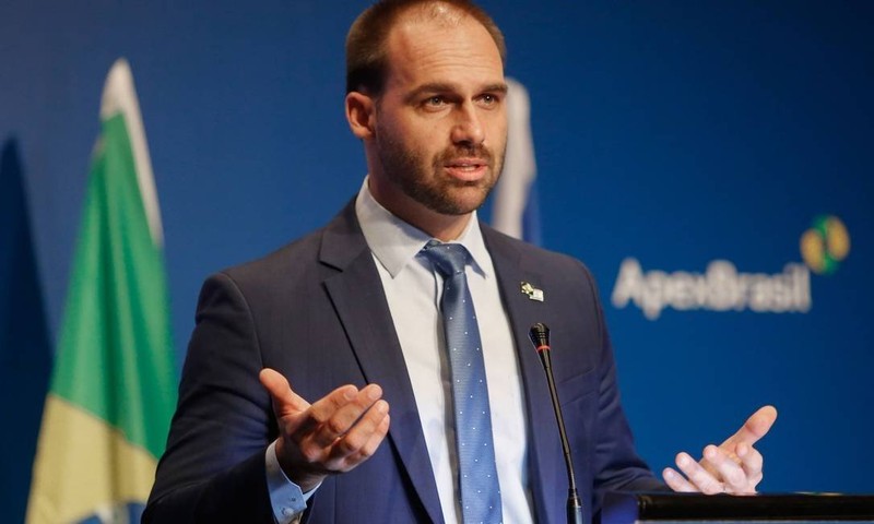 Ông Eduardo Bolsonaro gây nên cuộc khẩu chiến giữa Trung Quốc với Brazil với phát biểu: “Thủ phạm gây ra cuộc khủng hoảng dịch bệnh COVID-19 là Trung Quốc” (Ảnh: Globo).