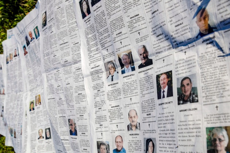 Những bản cáo phó dày đặc trên các trang báo (Ảnh: AP)