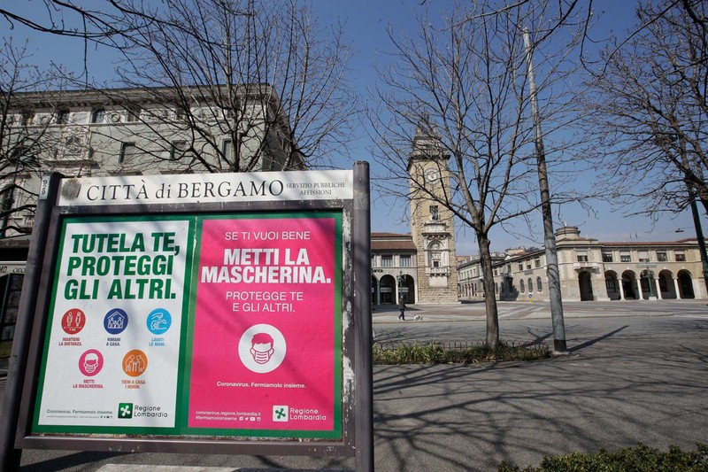 Mọt bảng thông báo ở Bergamo (Ảnh: AP)