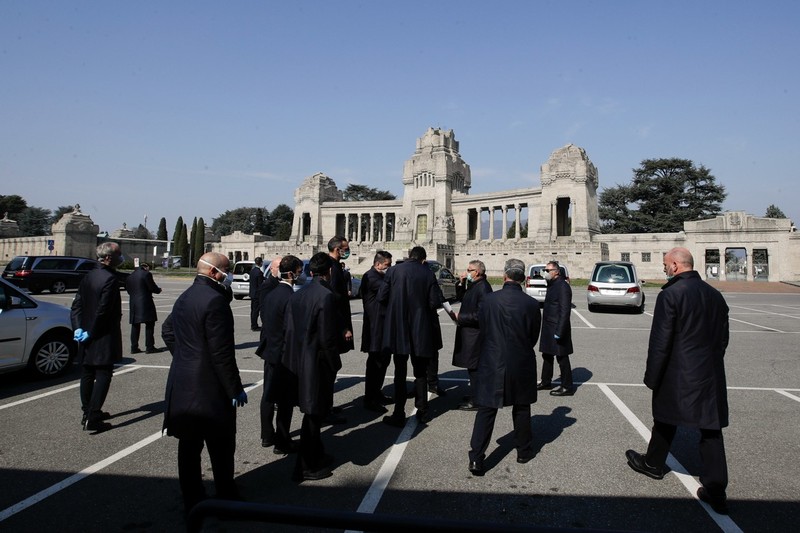 Những người đưa tang tập trung bên ngoài nghĩa địa ở Bergamo vào ngày 17/3 (Ảnh: AP)