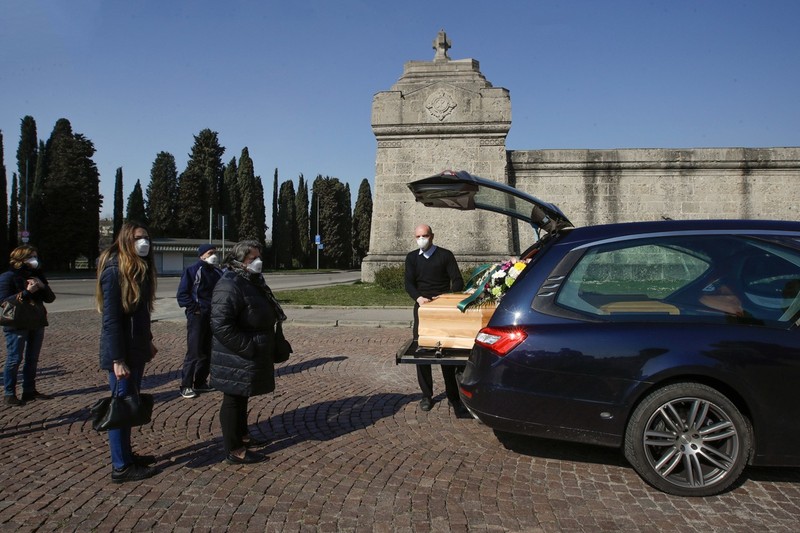 Bên ngoài nghĩa trang Bergamo (Ảnh: AP)