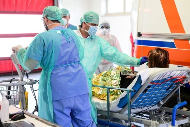 Trang bị phòng hộ kém đã khiến gần 5 ngàn thày thuốc Italy bị nhiễm bệnh (Ảnh: Đông Phương). Trang bị phòng hộ kém đã khiến gần 5 ngàn thày thuốc Italy bị nhiễm bệnh (Ảnh: Đông Phương).