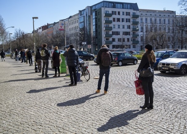 Dịch bệnh khiến số người thất nghiệp gia tăng. Người dân Đức xếp hàng nhận trợ cấp thất nghiệp. (Ảnh: AP) Dịch bệnh khiến số người thất nghiệp gia tăng. Người dân Đức xếp hàng nhận trợ cấp thất nghiệp. (Ảnh: AP)