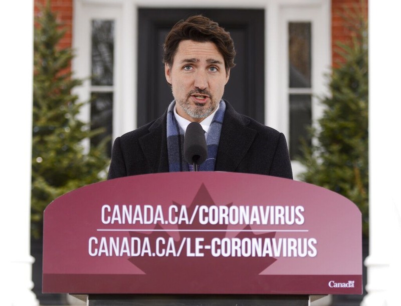 Ông Trudeau họp báo tại cửa nhà riêng, thông báo về tình hình dịch bệnh hôm 24/3 (Ảnh: AP). Ông Trudeau họp báo tại cửa nhà riêng, thông báo về tình hình dịch bệnh hôm 24/3 (Ảnh: AP).