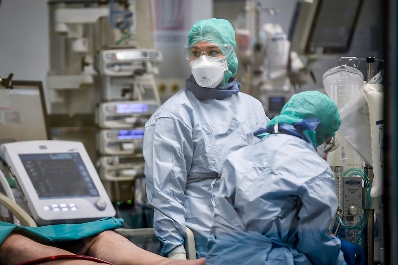 Do trang bị phòng hộ không đầy đủ nên 6 ngàn y, bác sĩ Italy đã nhiễm bệnh, 45 người đã bị chết (Ảnh: AP). Do trang bị phòng hộ không đầy đủ nên 6 ngàn y, bác sĩ Italy đã nhiễm bệnh, 45 người đã bị chết (Ảnh: AP).