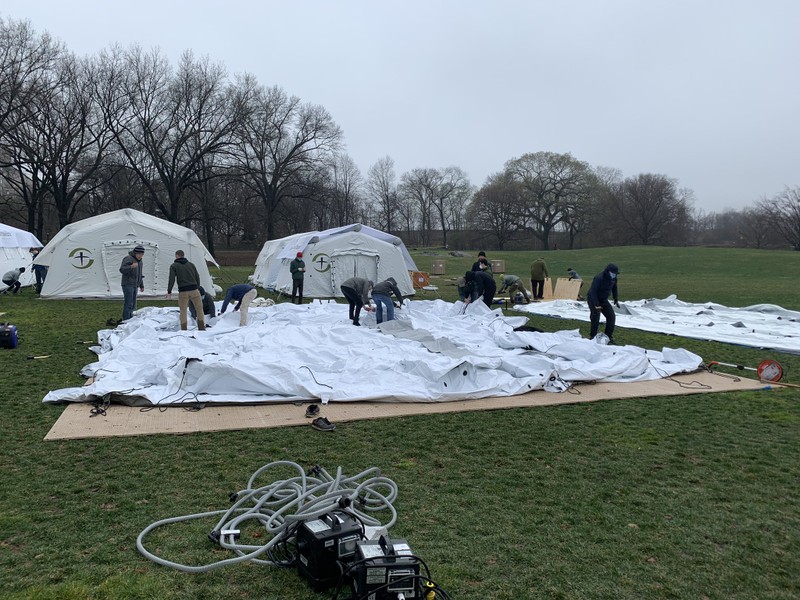 Các bệnh viện lều bạt đang được gấp rút dựng lên ở Công viên Trung tâm New York (Ảnh: AP). Các bệnh viện lều bạt đang được gấp rút dựng lên ở Công viên Trung tâm New York (Ảnh: AP).